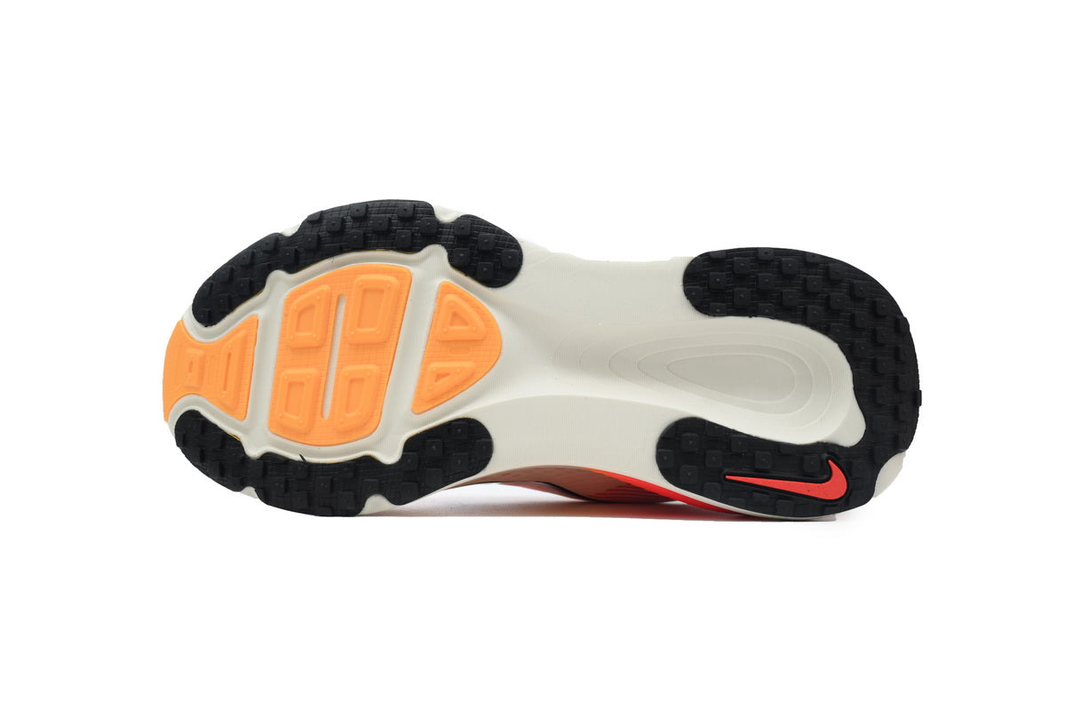 Vomero 18 Trainers - Bright Crimson