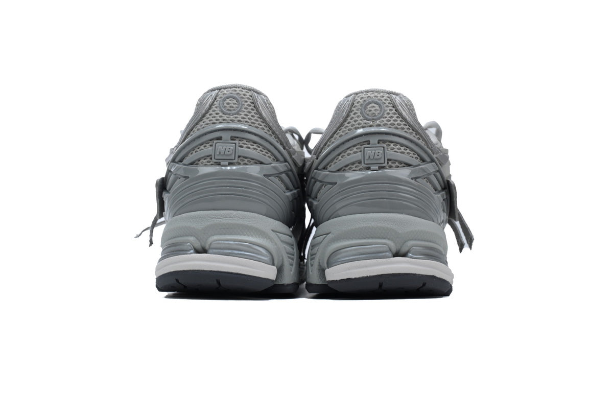 1906R Trainers - Concrete Silver Metallic